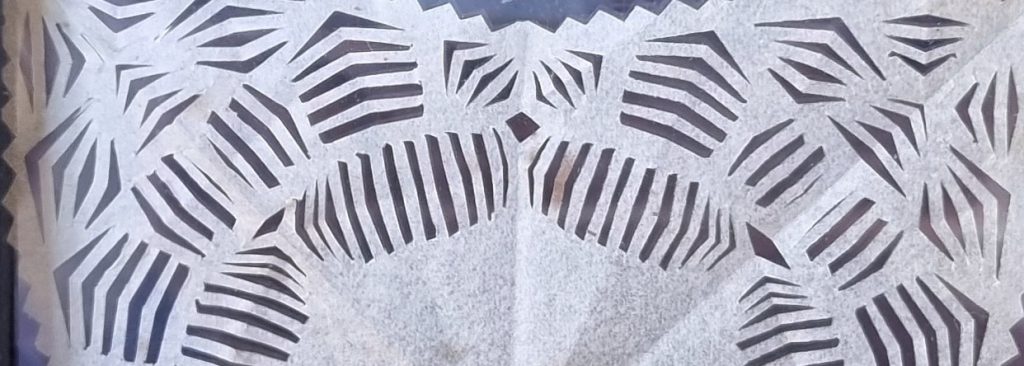 Detalhe de renda em papel de pelotine