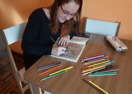 Bruna Cavalari pinta como uma forma de amenizar as tensões do dia a dia e quem saber descobrir dons artísticos