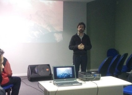 Professor de filosofia Luis Rubira analisa produções na Livraria da UFPel. Foto: Monique Heemann