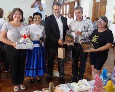 Anna participando do lançamento da revista “Viva mais Cultura” da Secretaria de Cultura de Rio Grande, ao seu lado o prefeito de Águeda, Gil Nadais