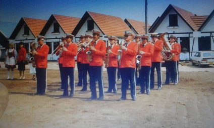 Na sua primeira formação, em 1983, a Orquestra contava com somente 13 integrantes