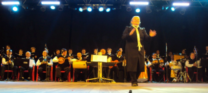 O coro está sob a regência da competente e experiente maestra Vera Vargas