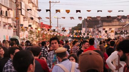 . Comidas típicas foram vendidas e apresentações musicais como a da banda Tomate Seco