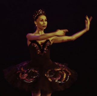 A bailarina Maria Menshikova abriu o espetáculo com "A Morte do Cisne"