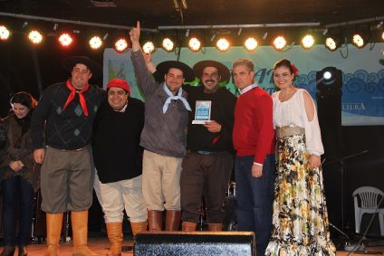 Vencedores acompanhados pelo secretário de Cultura de Rio Grande, Ricardo Freitas.