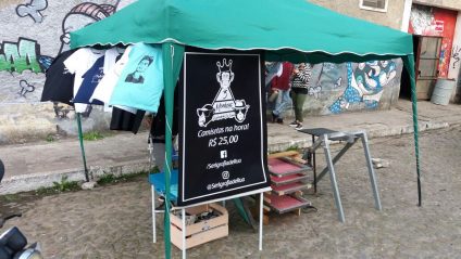 Os serigrafistas em ação em uma das edições no Sofá na Rua