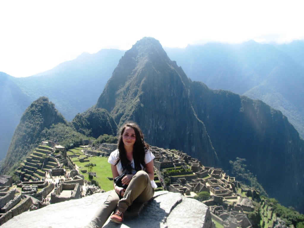 Foto: A acadêmica Fernanda Pinto dos Santos Matthes em visita a Machu Picchu.