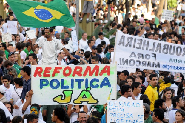 O pedido por reforma política, em uma manifestação de junho de 2013. (Foto: Renan Accioly/Jornal Opção)