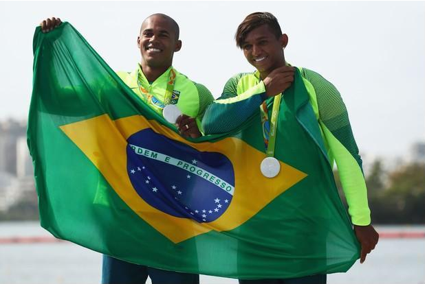 Erlon de Souza e Izaquias Queiroz, medalhistas de prata na canoagem. Foto:Ryan Pierse / Getty Images.