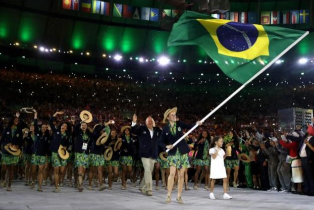 Delegação brasileira na cerimônia de abertura da Olimpíada com a porta-bandeira Yane Marques. Foto:Jamie Squire / Getty Images.