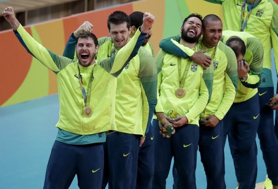 Seleção masculina de vôlei conquista último ouro do Brasil nas Olimpíadas em vitória contra a Itália. FOTO: Ap Photo/Jeff Roberson.
