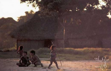Crianças em aldeia Kayapó. Foto: Gustaaf Verswijver, 1991.