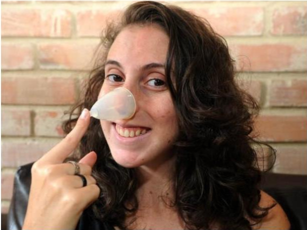 Julia Tolezano, a youtuber Jout Jout, brinca com coletor menstrual (Foto: Alexandre Durão/G1)