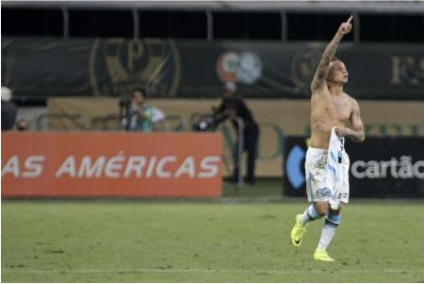Éverton celebra o gol que definiu a classificação do Grêmio. Foto: Daniel Vorley/Gazeta Press
