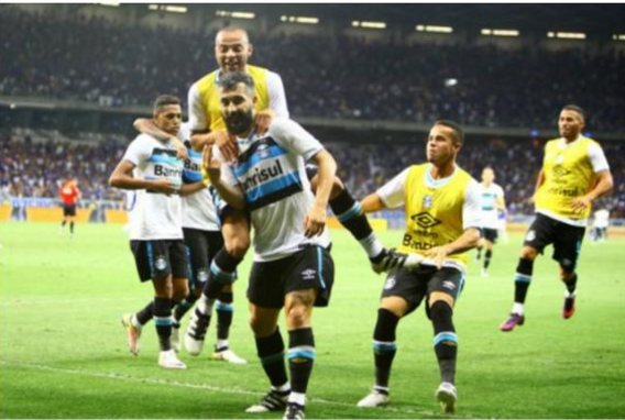 Jogadores do Grêmio comemoram vitória contra o Cruzeiro. Fonte: Lucas Uebel/Grêmio/Divulgação.