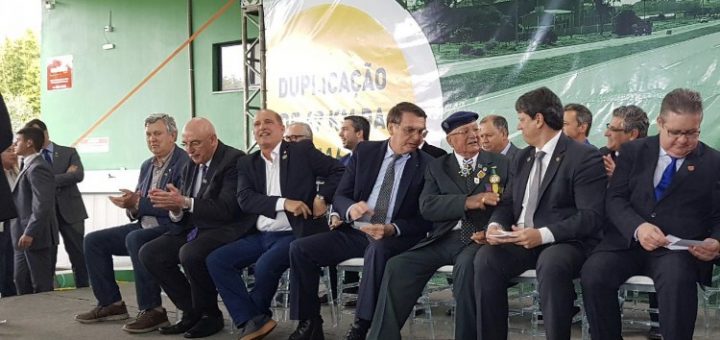 Presidente Jair Bolsonaro ao lado de outras autoridades na inauguração da BR-116