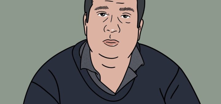 ilustração de um homem com a feição séria sobre um fundo verde. Ele tem cabelos curtos e castanhos, sobrancelhas grossas. Usa um blusão azul marinho sobre uma camisa na cor cinza.