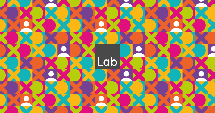 Essa imagem é composta por vários logos do LABxD em tamanho menor e de várias cores. No centro, há um quadrado preto com o texto "Lab" em branco.