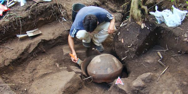 Escavação de urna funerária guarani no sítio PSGPA-04-Ribes, localizado na serra do Sudeste, Pelotas-RS.  Foto: Acervo LEPAARQ.