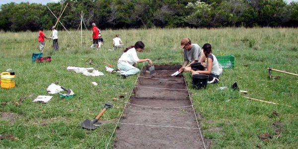 Escavação arqueológica no sítio PT-02-Cerrito da Sotéia, localizado na ilha da Feitoria, Pelotas-RS.  Foto: Acervo LEPAARQ.