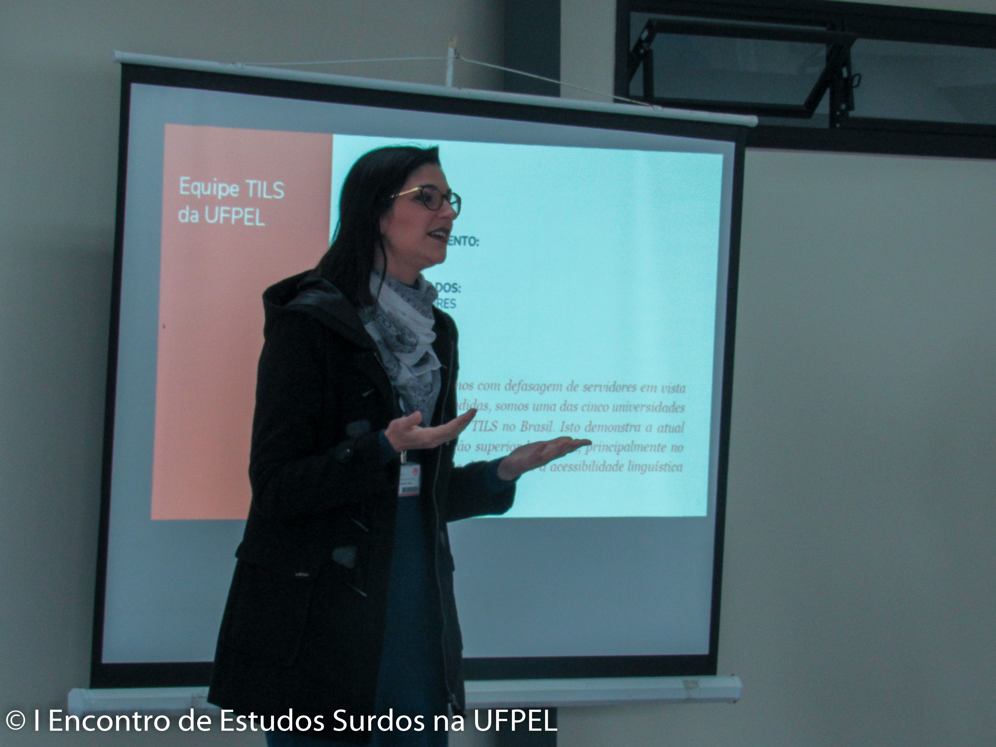 Intérprete de Libras Joseane Viana durante  I Encontro de Estudos Surdos da UFPel