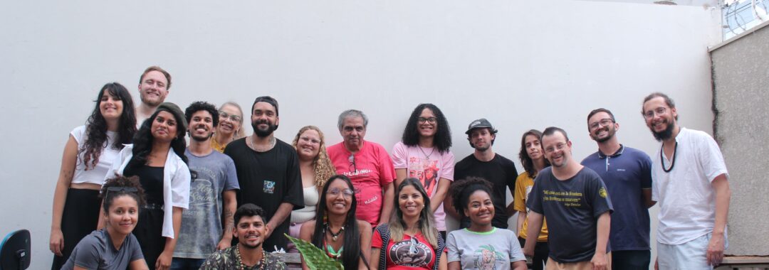 Foto dos membros do Pet Fronteiras: Saberes e Práticas Sociais junto aos estudantes residente da Casa do Estudante Indígena e Quilombola