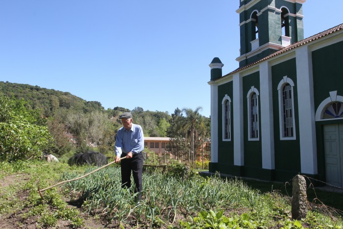 O padre Armindo Capone visita as famílias da zona rural, aos 85 anos de idade (Foto: Paulo Rossi - DP)