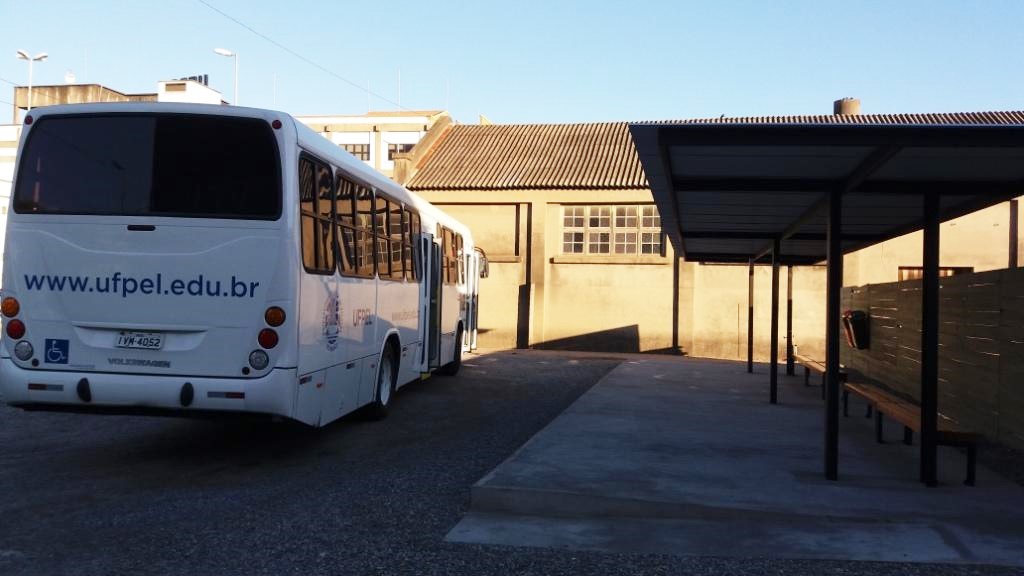 Transporte de Apoio - Abrigo para passageiros no Campus Anglo