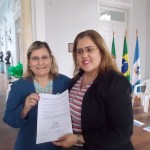 Ao final do evento, a Pró- Reitora de Extensão e Cultura da UFPel em exercício, entregou um certificado a Terezinha Miquilin.