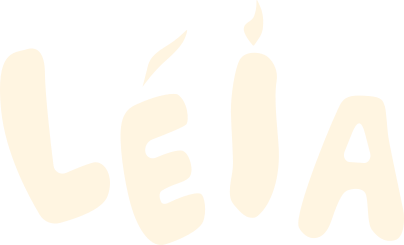 Ilustração com letras irregulares e em caixa alta escrito LÉIA na cor bege