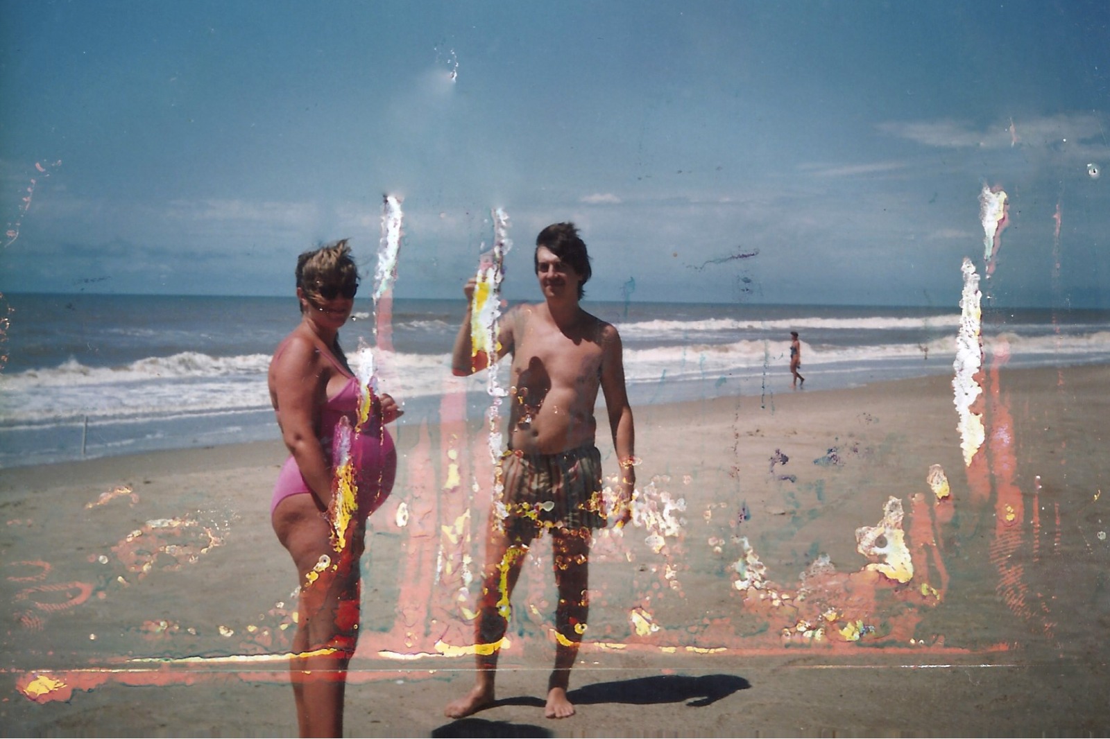 Foto antes de ser restaurada: homem e mulher na praia