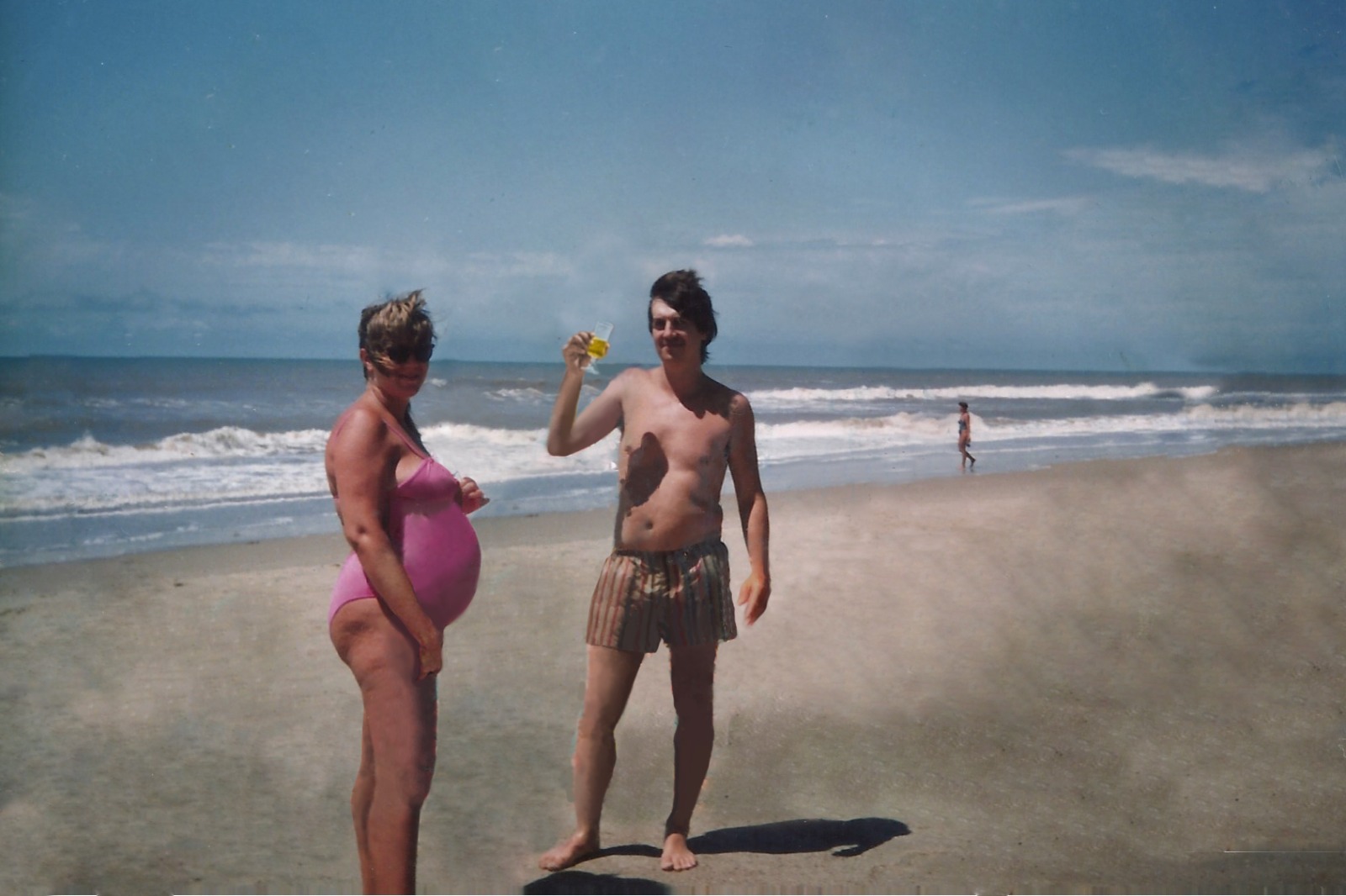 Foto depois de ser restaurada: homem e mulher na praia