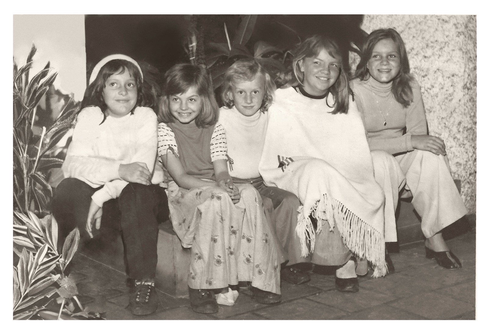 Fotografia em preto e branco depois de ser restaurada: crianças sentadas.