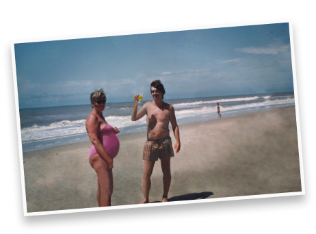 Foto depois de ser restaurada: homem e mulher na praia.