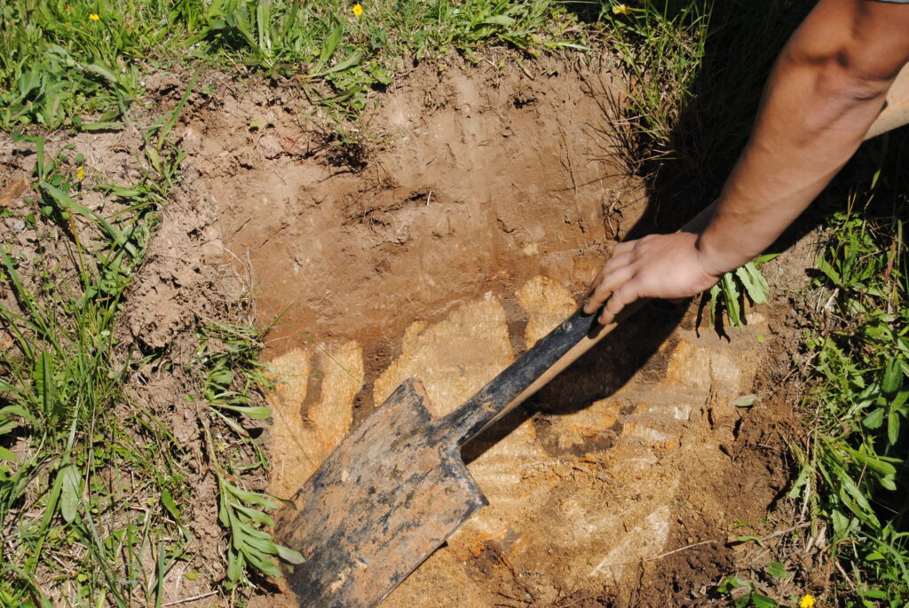 Abertura de trincheira a campo para descrição morfológica do solo